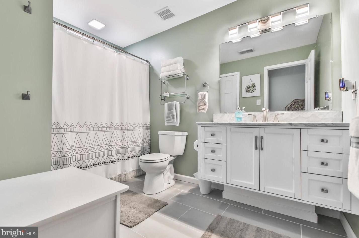 702 Mews Dr, Sellersville PA  18960-2740 exterior