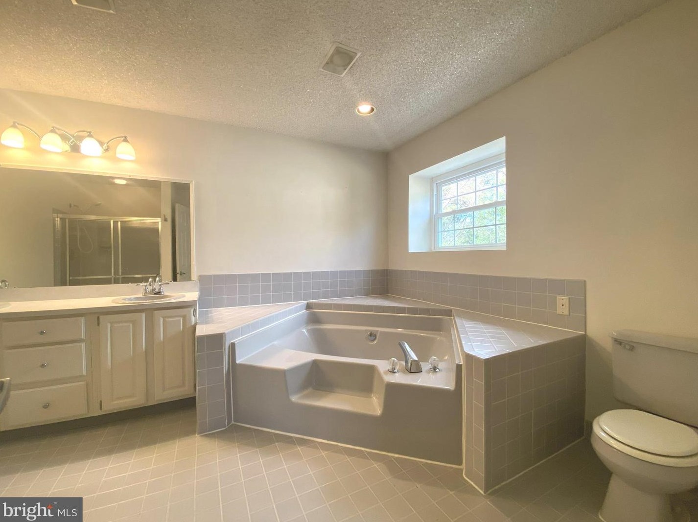 54 Magnolia Dr, Upper Makefield PA  18940-9236 exterior