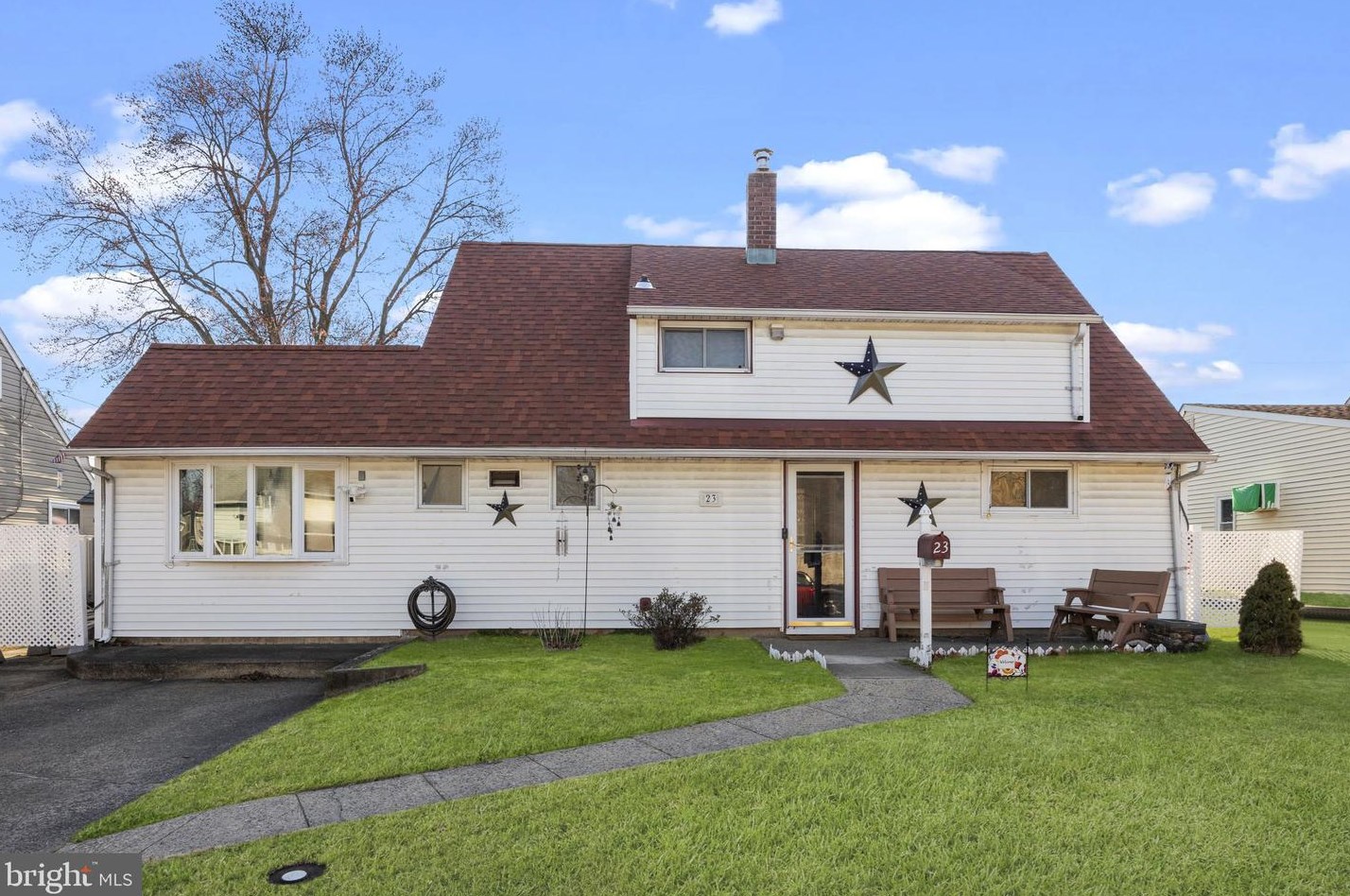 23 Grapevine Rd, Levittown, PA 19057-3301