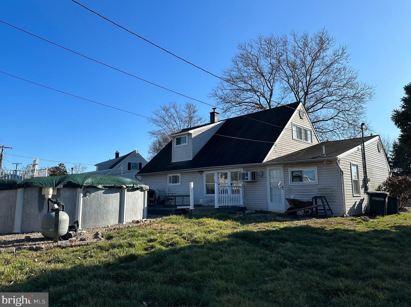 28 Quakeroak Rd, Levittown, PA 19057