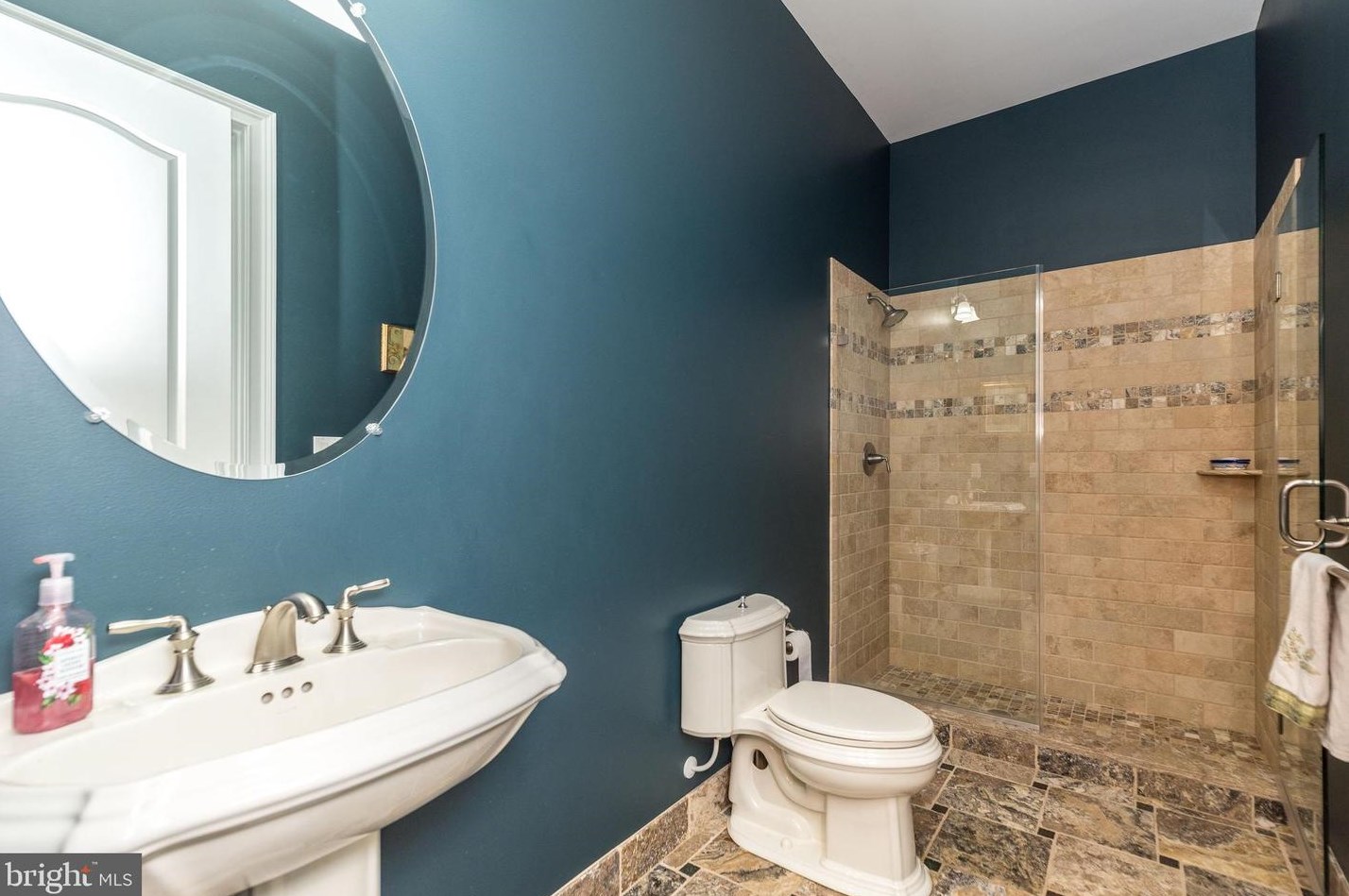 11 Holme Ct, Upper Makefield PA  18940-3024 exterior