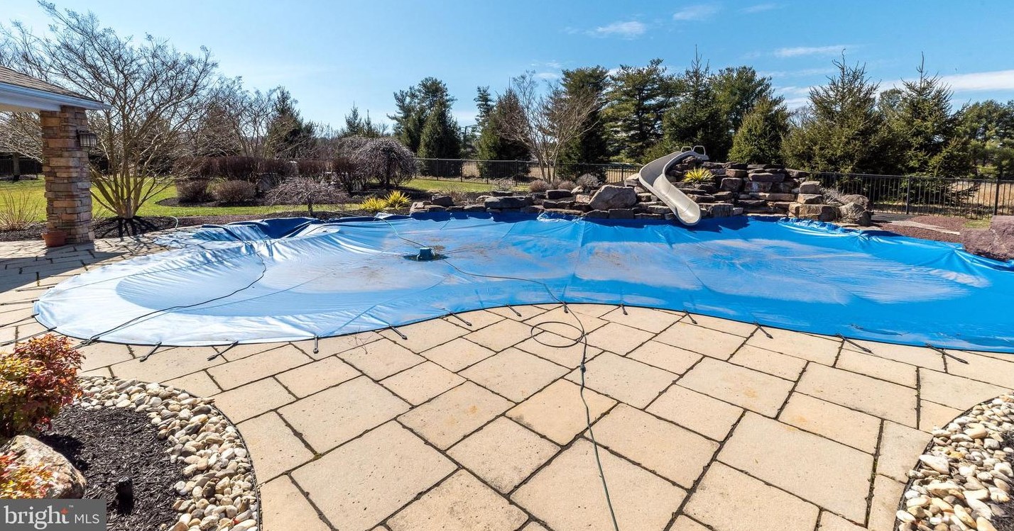 11 Holme Ct, Upper Makefield PA  18940-3024 exterior