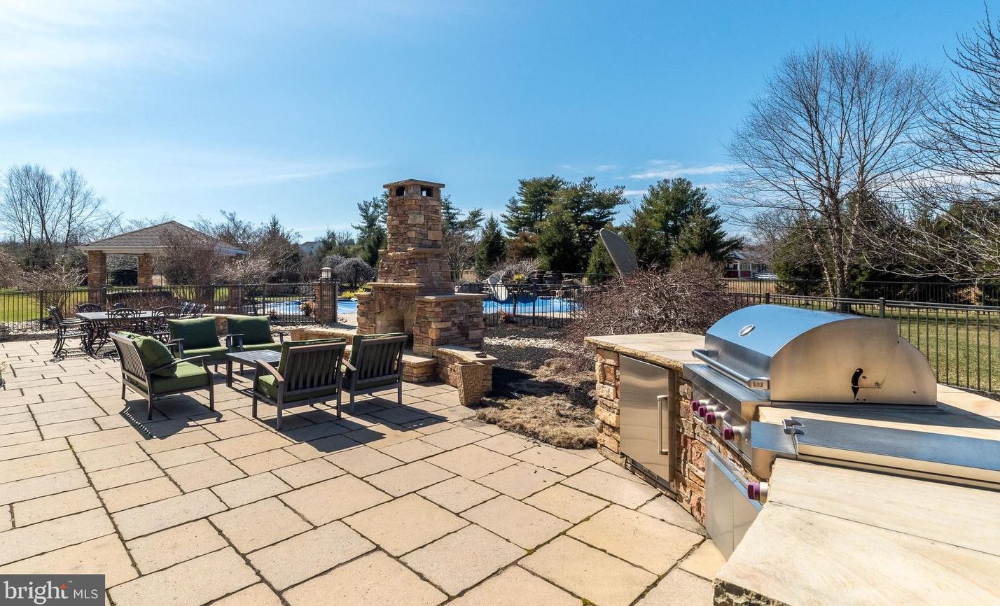 11 Holme Ct, Upper Makefield PA  18940-3024 exterior