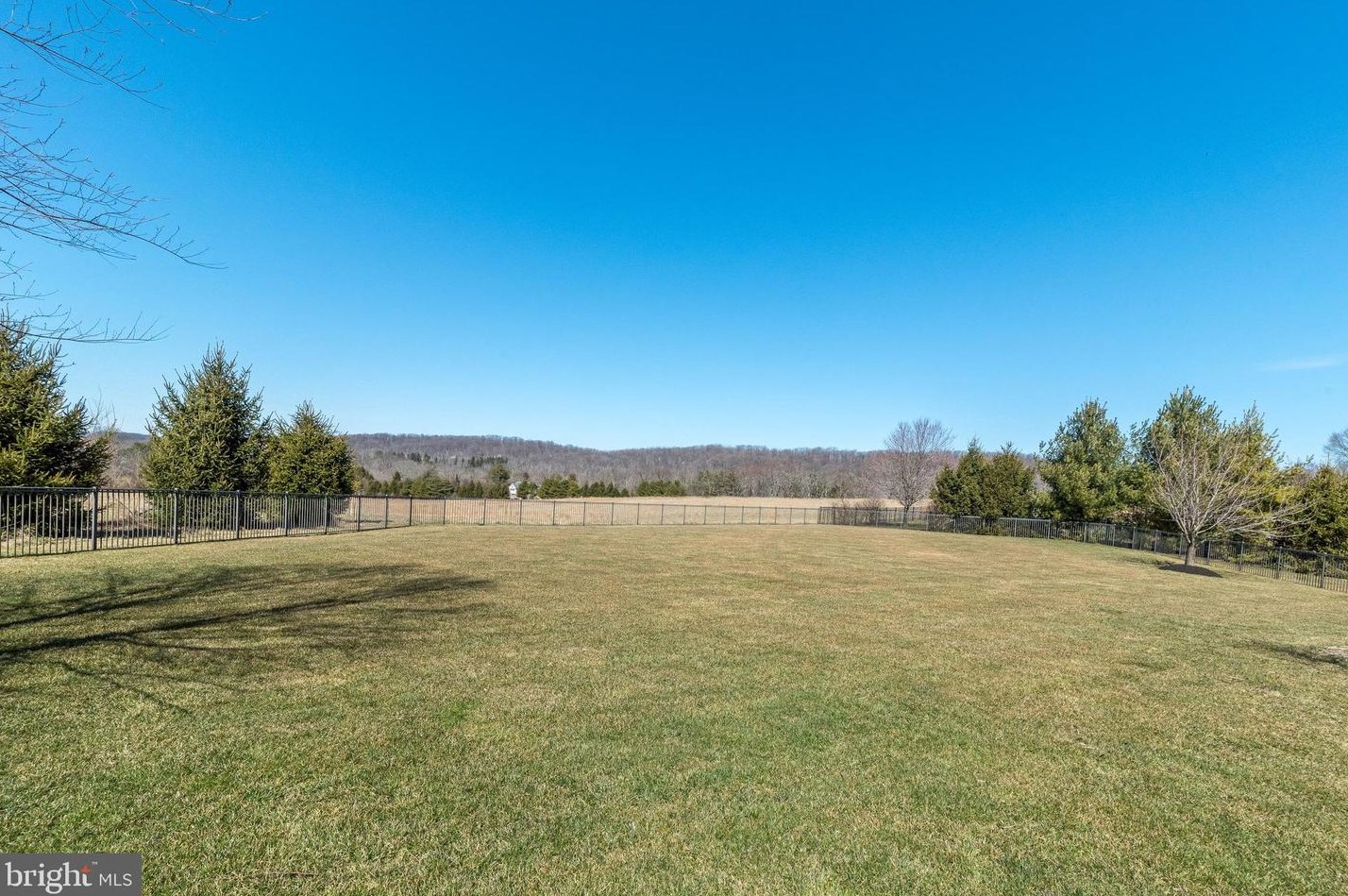 11 Holme Ct, Upper Makefield PA  18940-3024 exterior