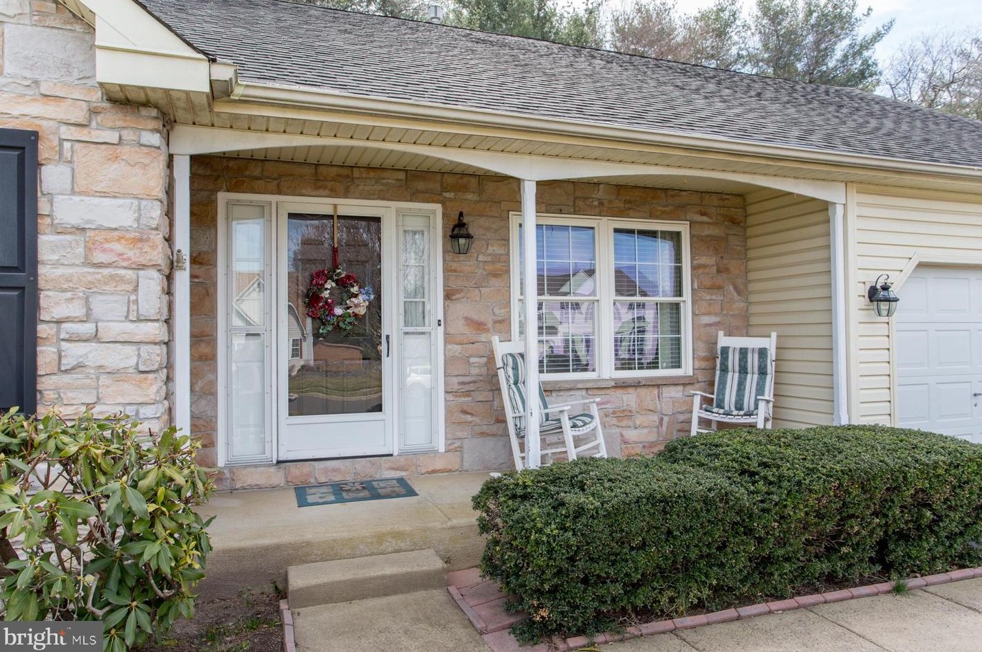 98 Steeplechase Dr, Gardenville, PA