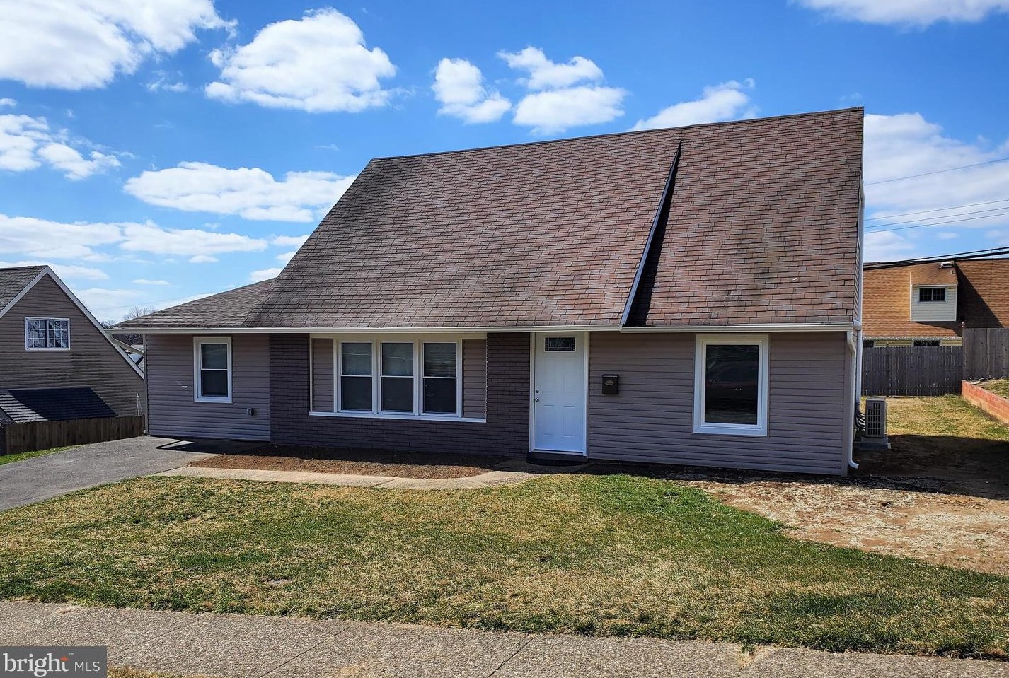 39 Towpath Rd, Levittown, PA 19056-1513