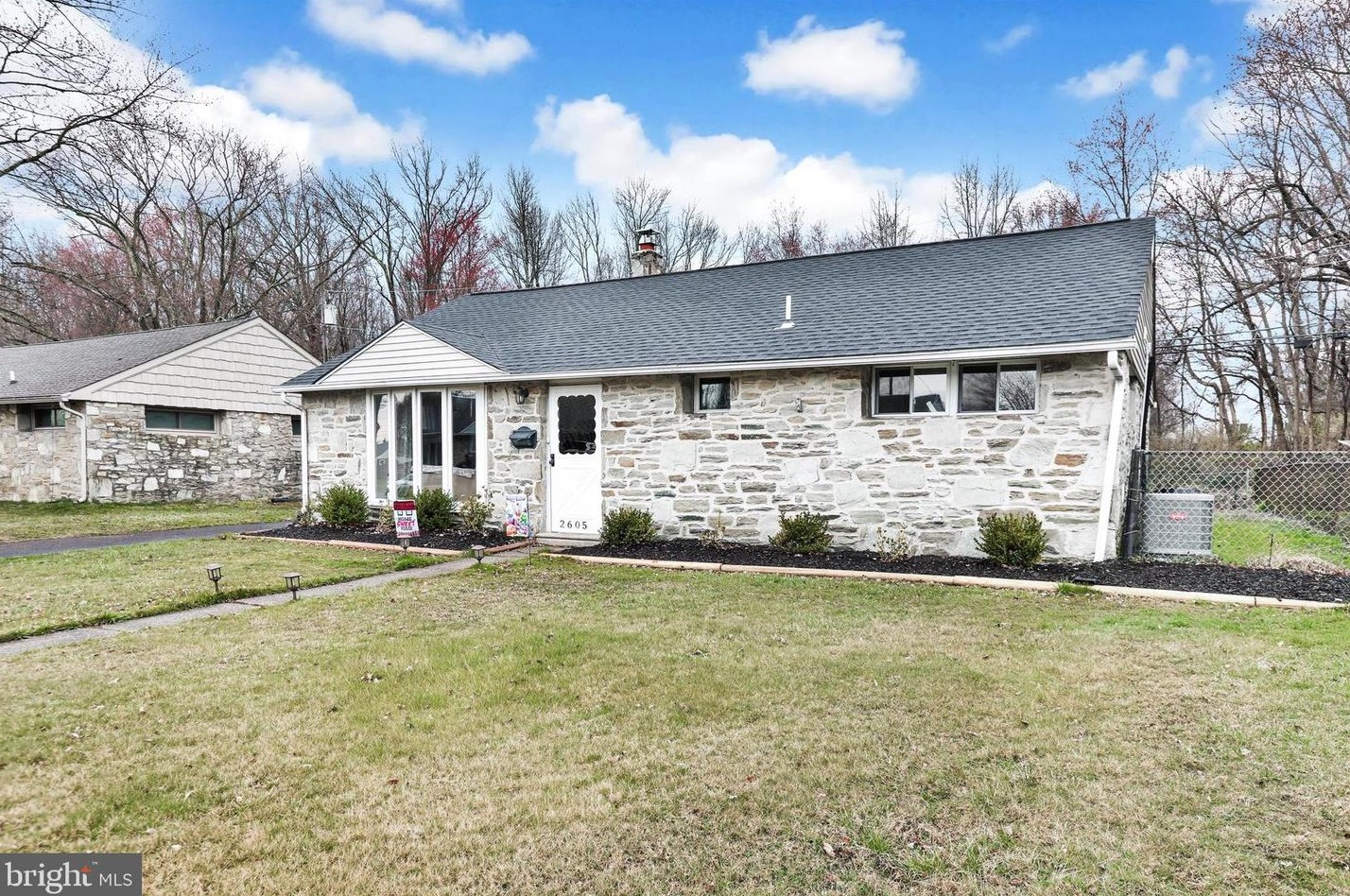 2605 Woodlawn Dr, Edgely PA  19007-2035 exterior