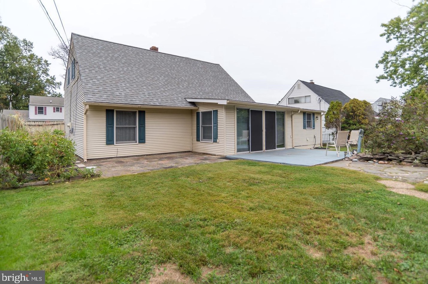 34 Roundabout Ln, Levittown, PA 19055
