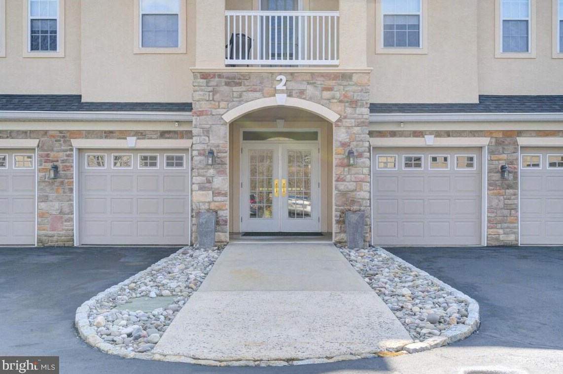 2 Falcon Dr #303, Southampton, PA 18966