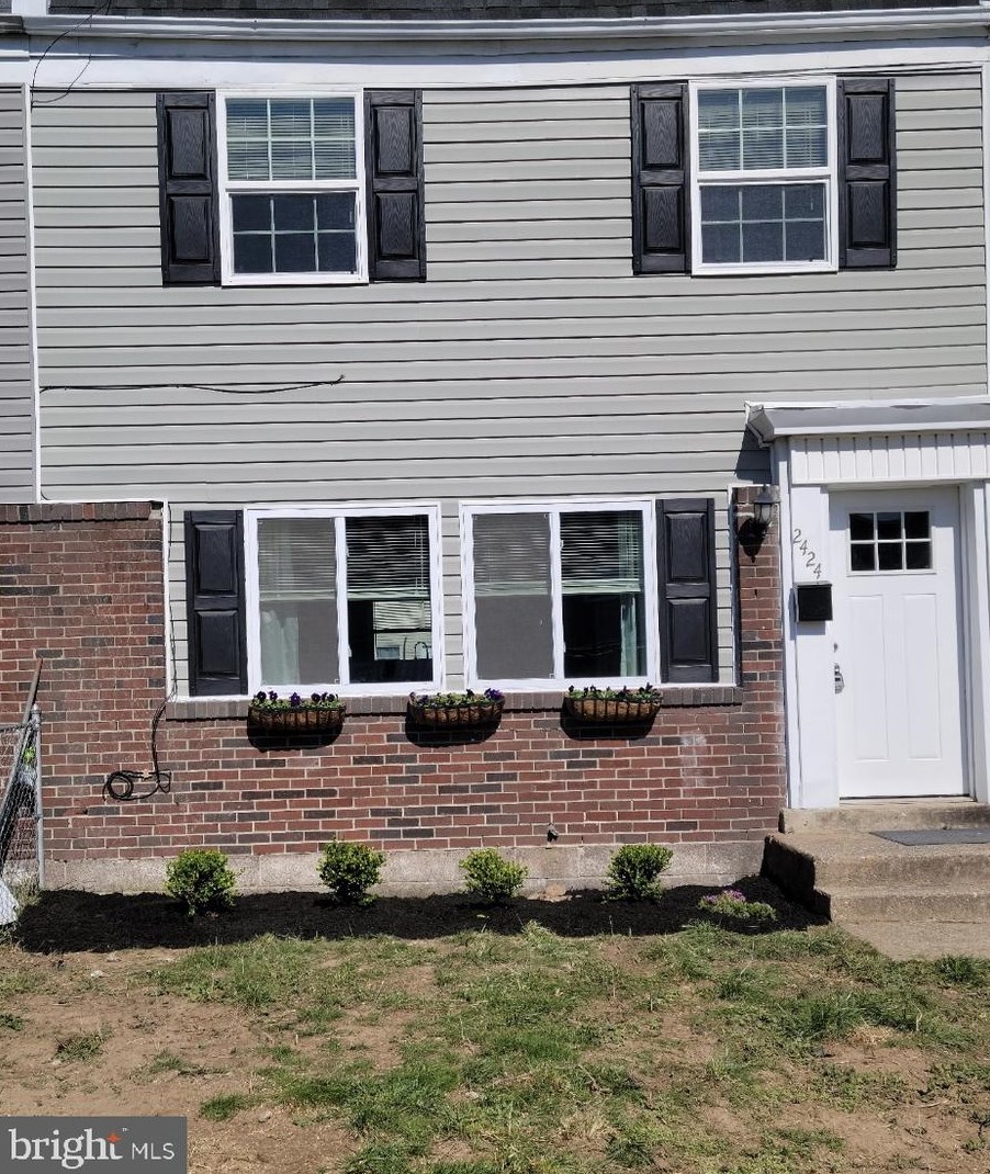 2424 Airacobra St, Levittown, PA 19057-4106