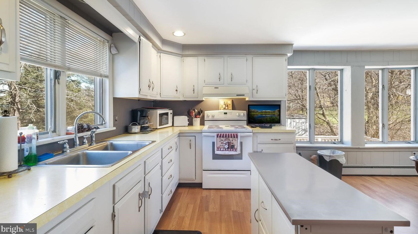 3061 Swamp Rd, Gardenville PA  18902-1673 exterior