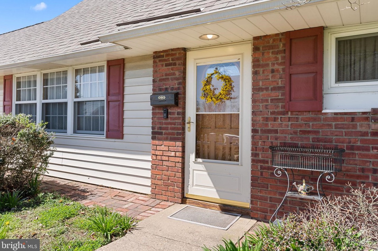 27 Canna Rd, Levittown, PA 19057-1708