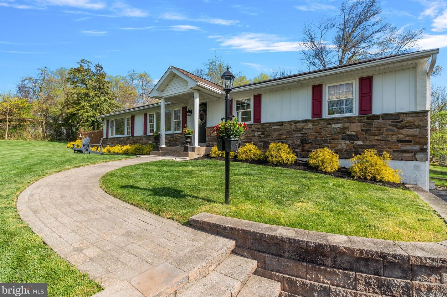 3563 Buttonwood Dr, Gardenville, PA