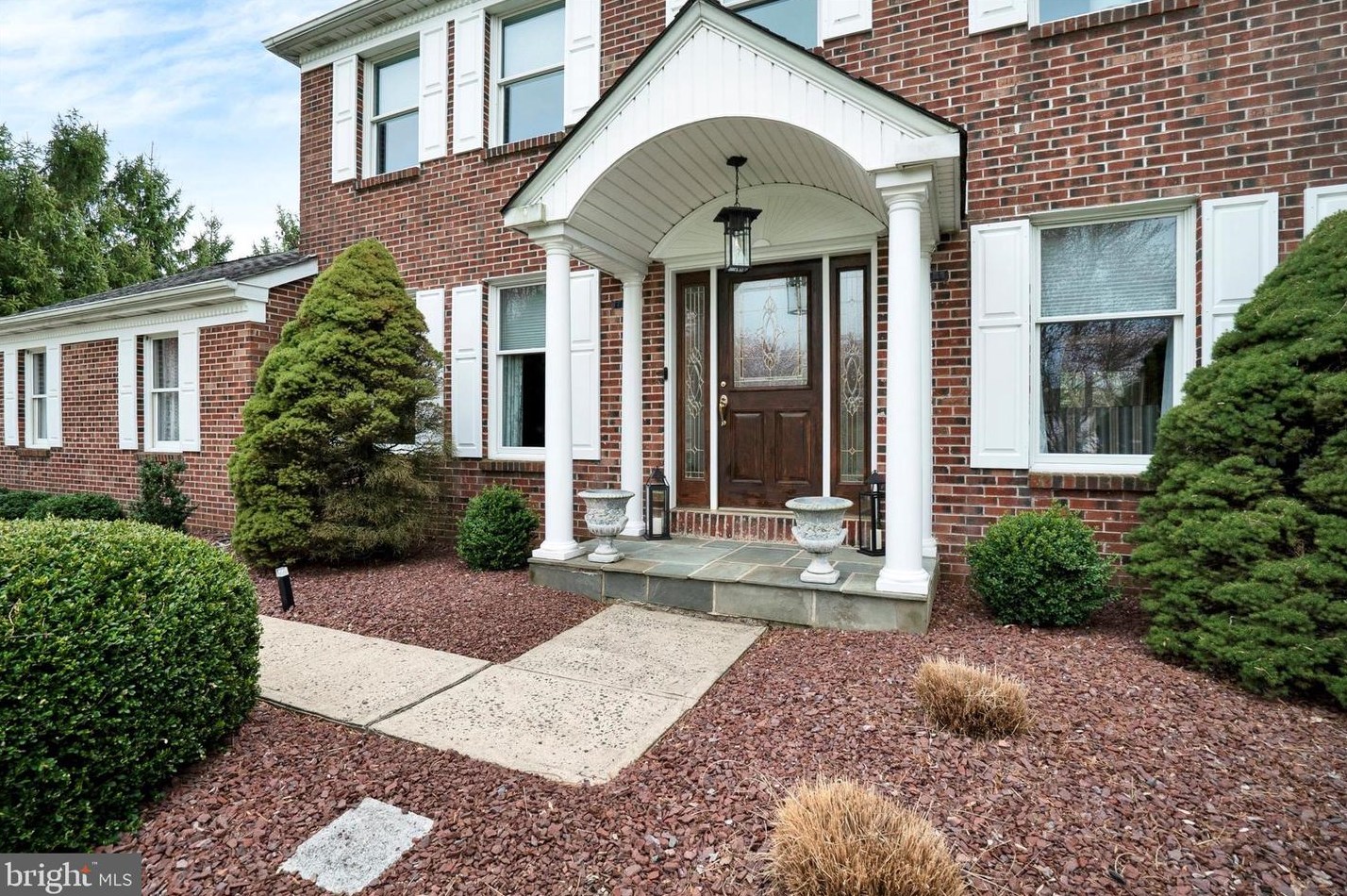 29 Bedford Ln, Upper Makefield PA  18940-1177 exterior