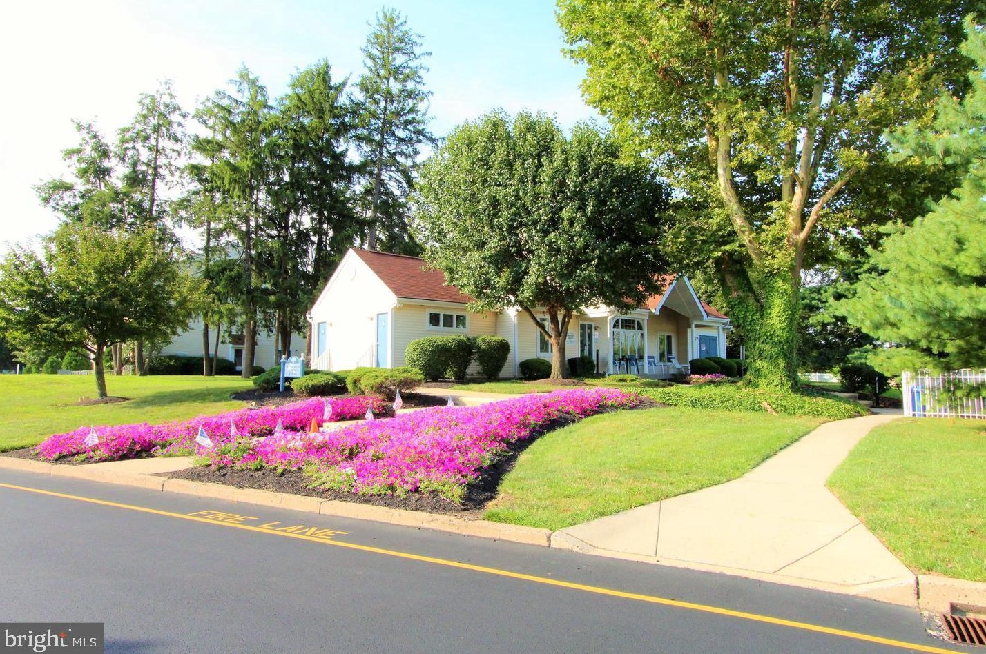 33 Natalie Ct, Levittown, PA 19057