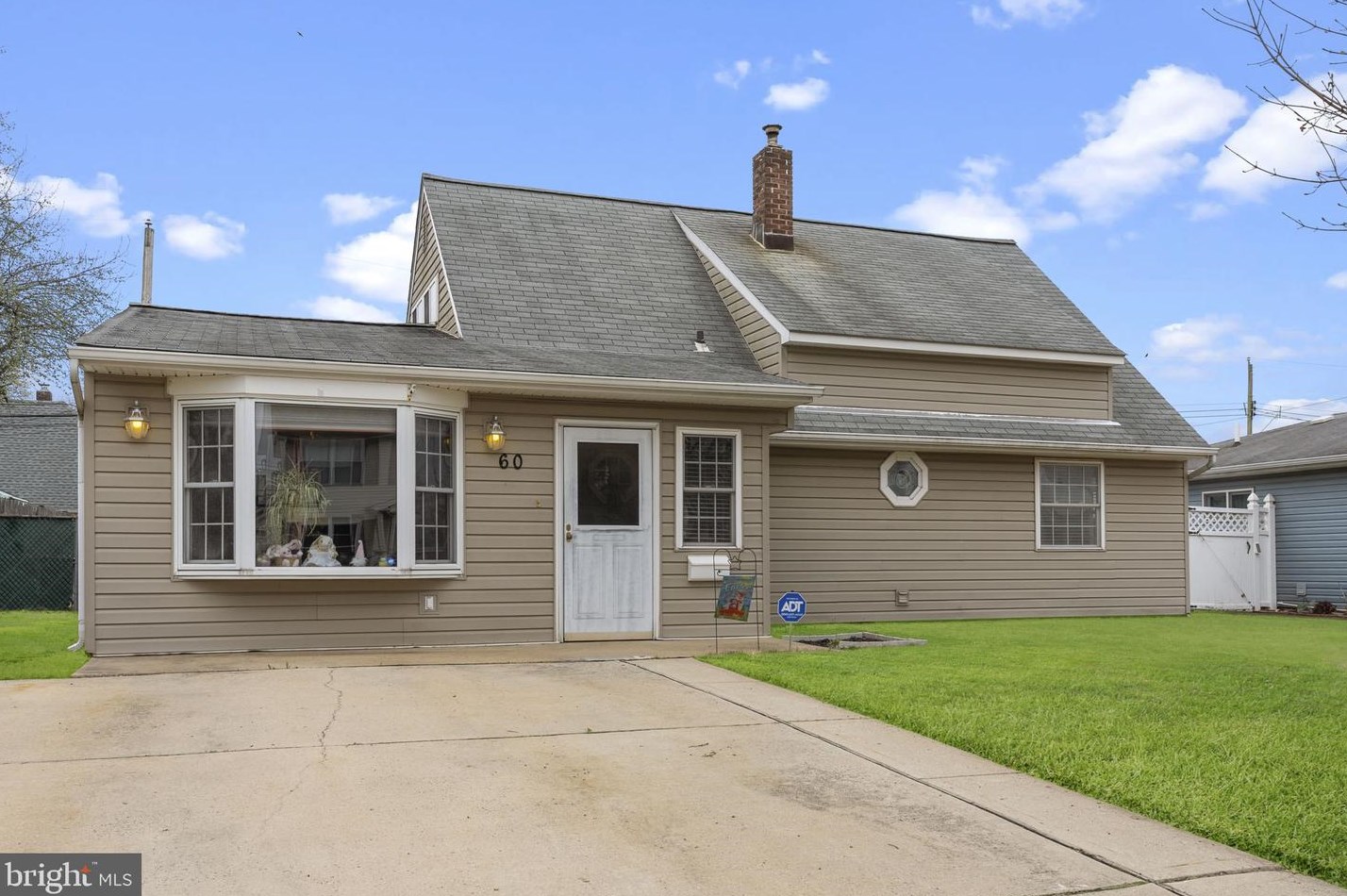 60 Narcissus Ln, Levittown, PA 19054-3402