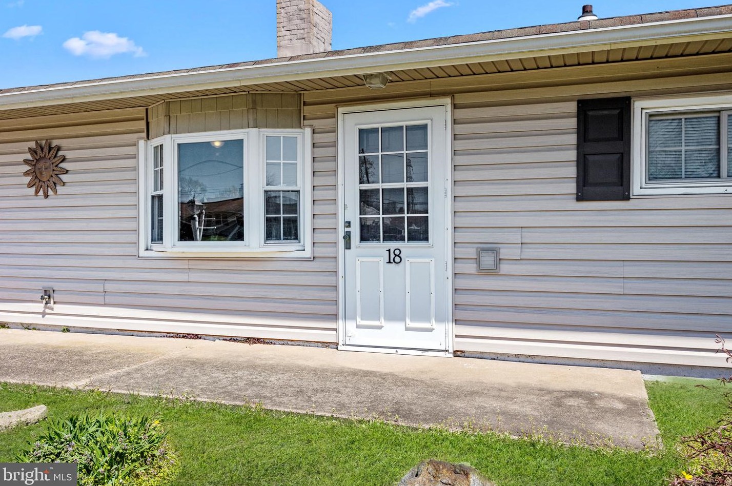 18 Dahlia Ln, Levittown, PA 19055-1706