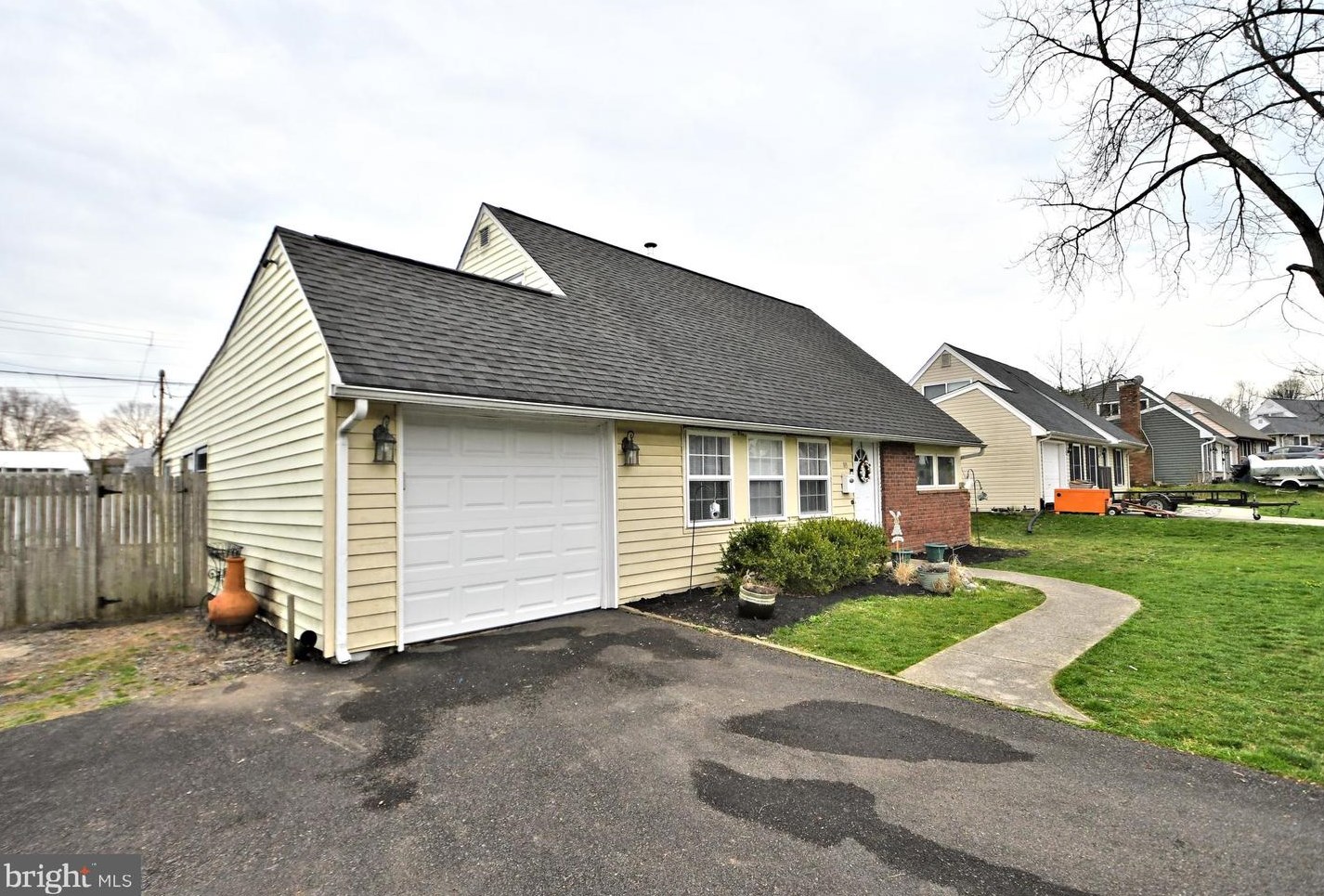 18 Victoria Ln, Levittown, PA 19054-1302