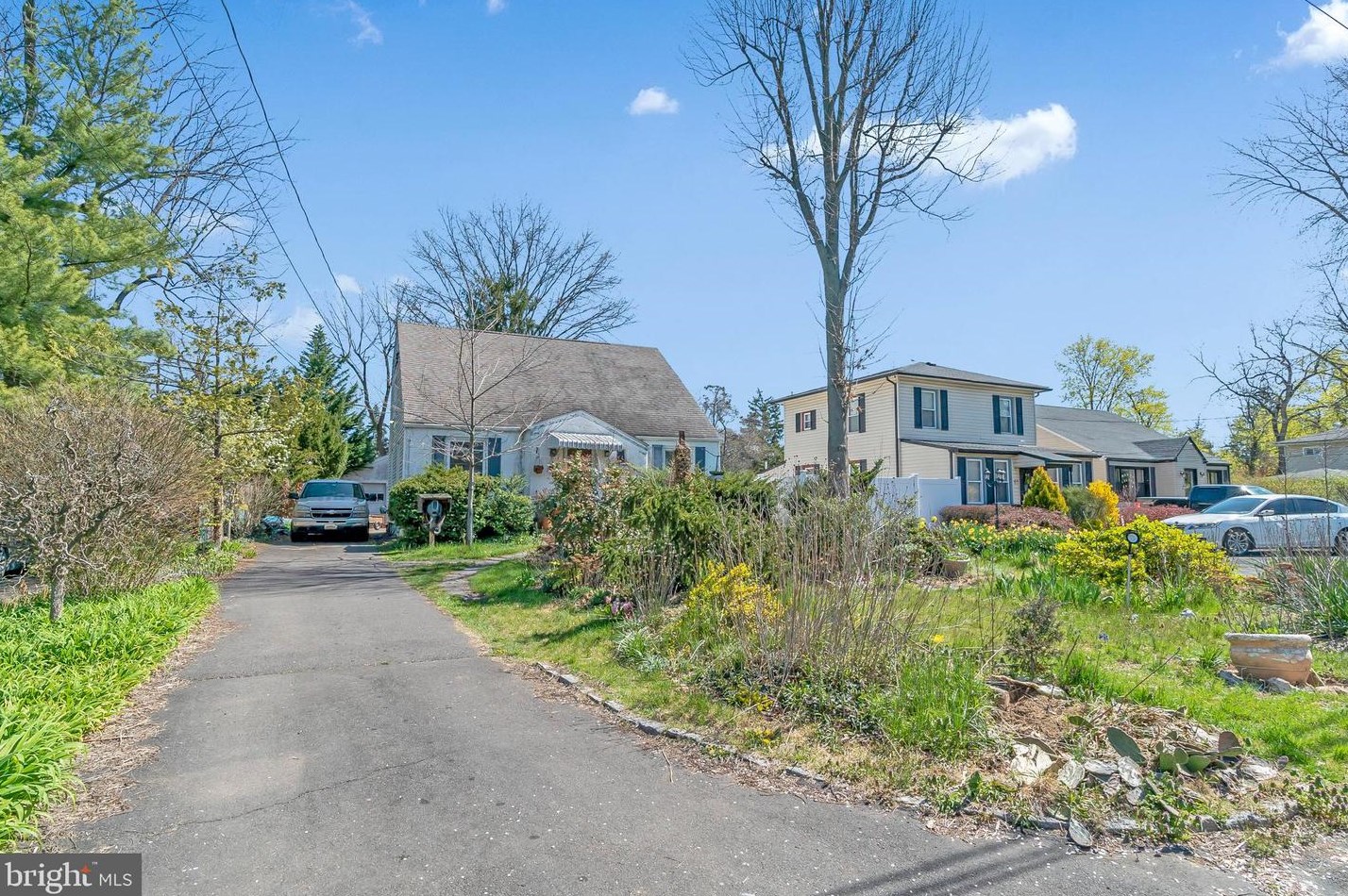 67 Woodside Ave, Levittown, PA 19057-4513