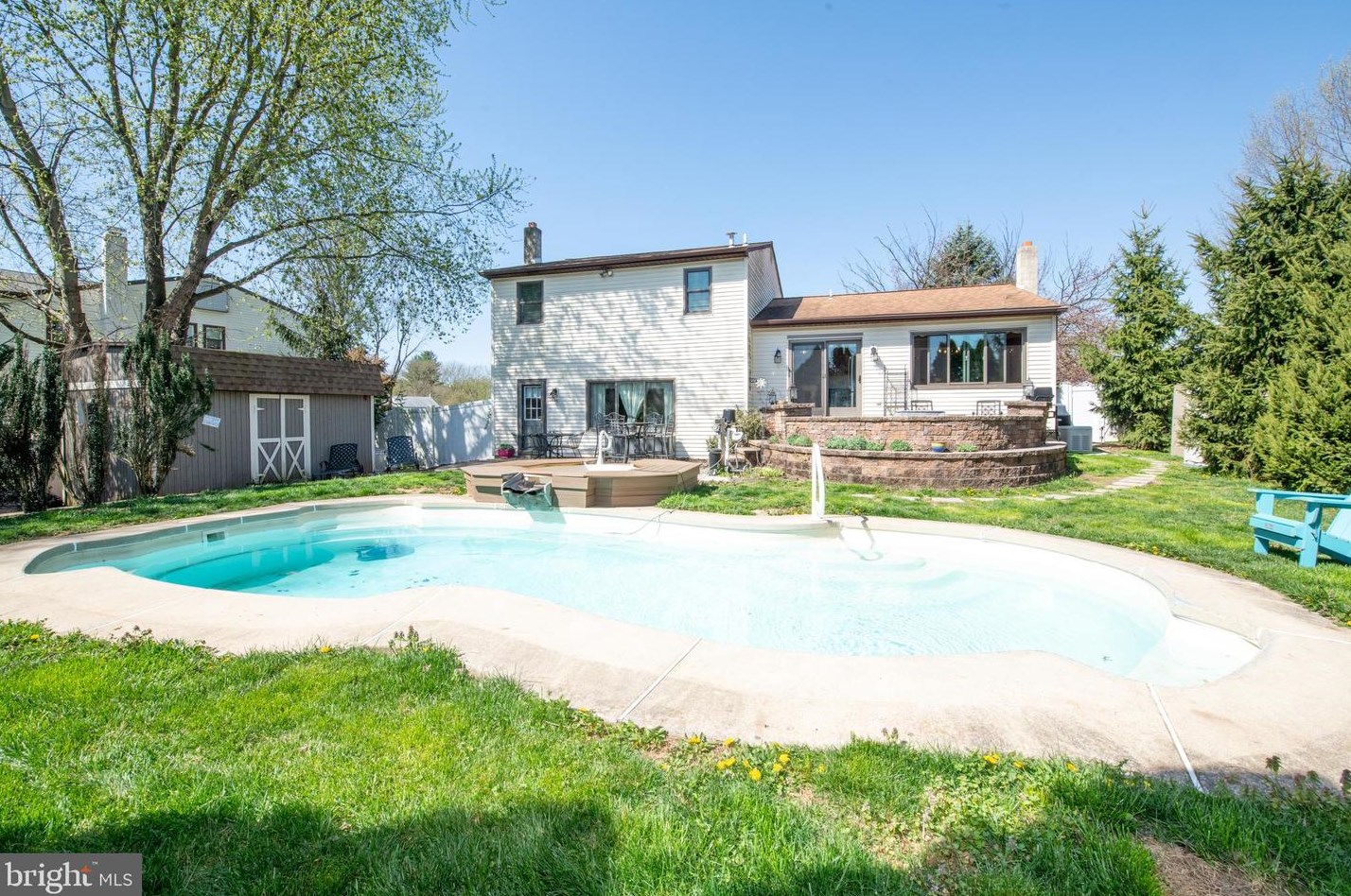 22 Hickory Ln, Upper Makefield PA  18940-1485 exterior