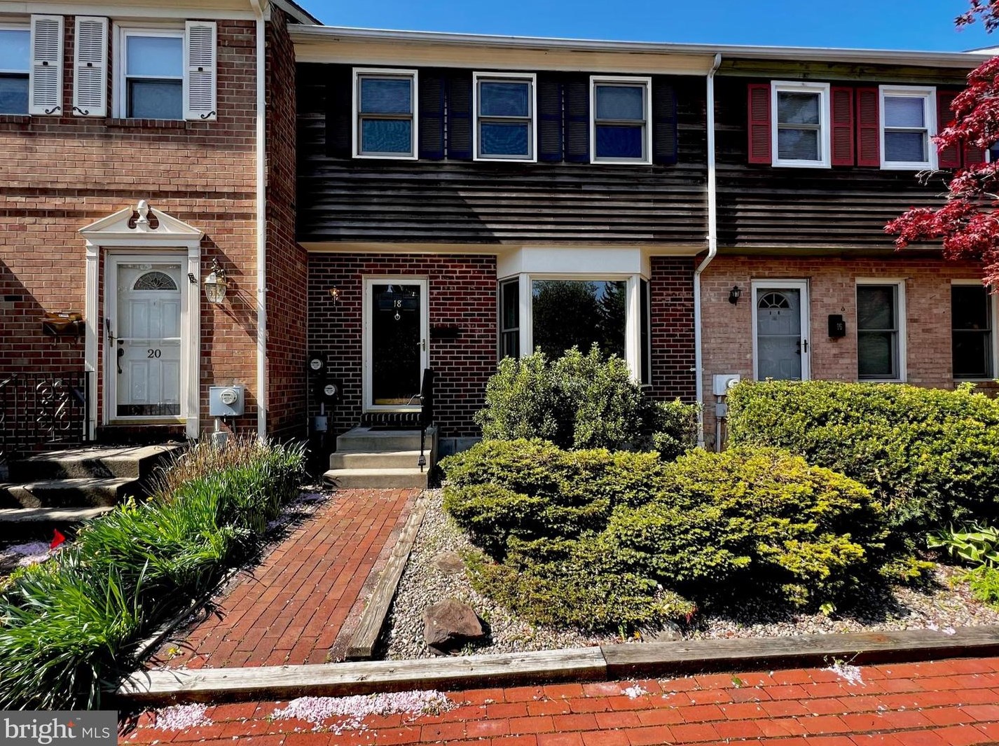 18 Gatehouse Ln, Gardenville, PA