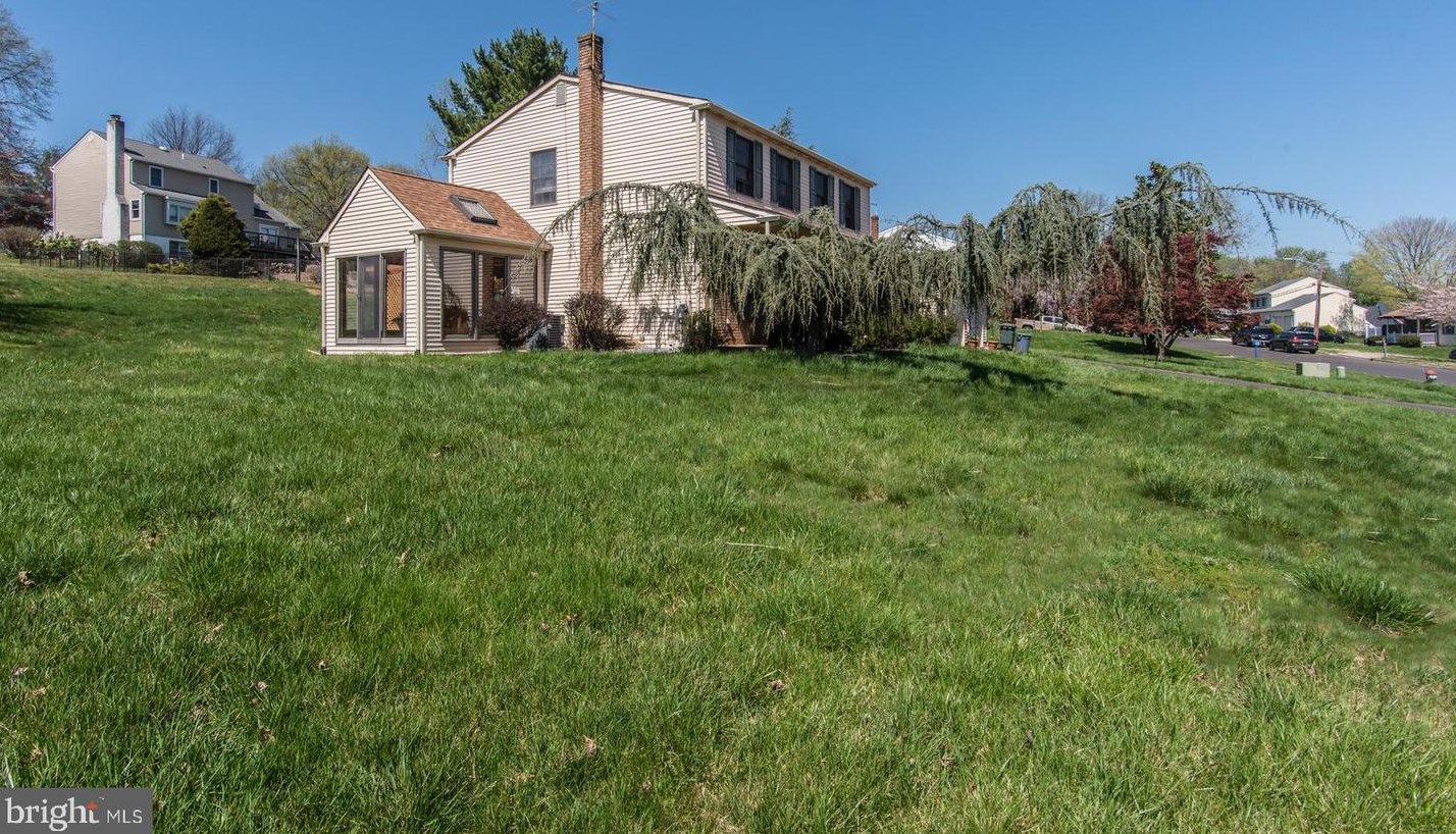 945 Manor Ln, Langhorne, PA 19053-3576