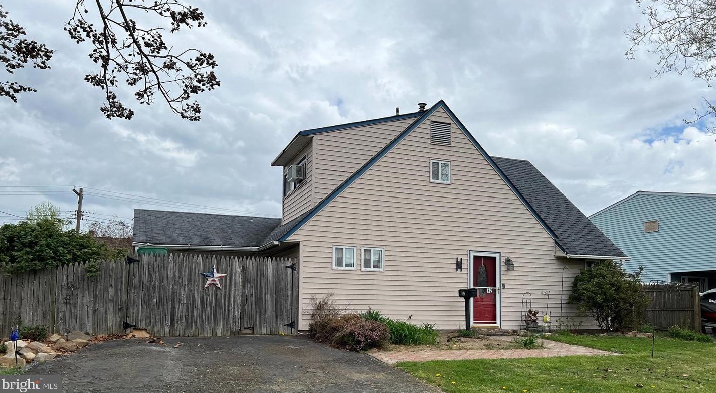 72 Aster Ln, Levittown, PA 19055