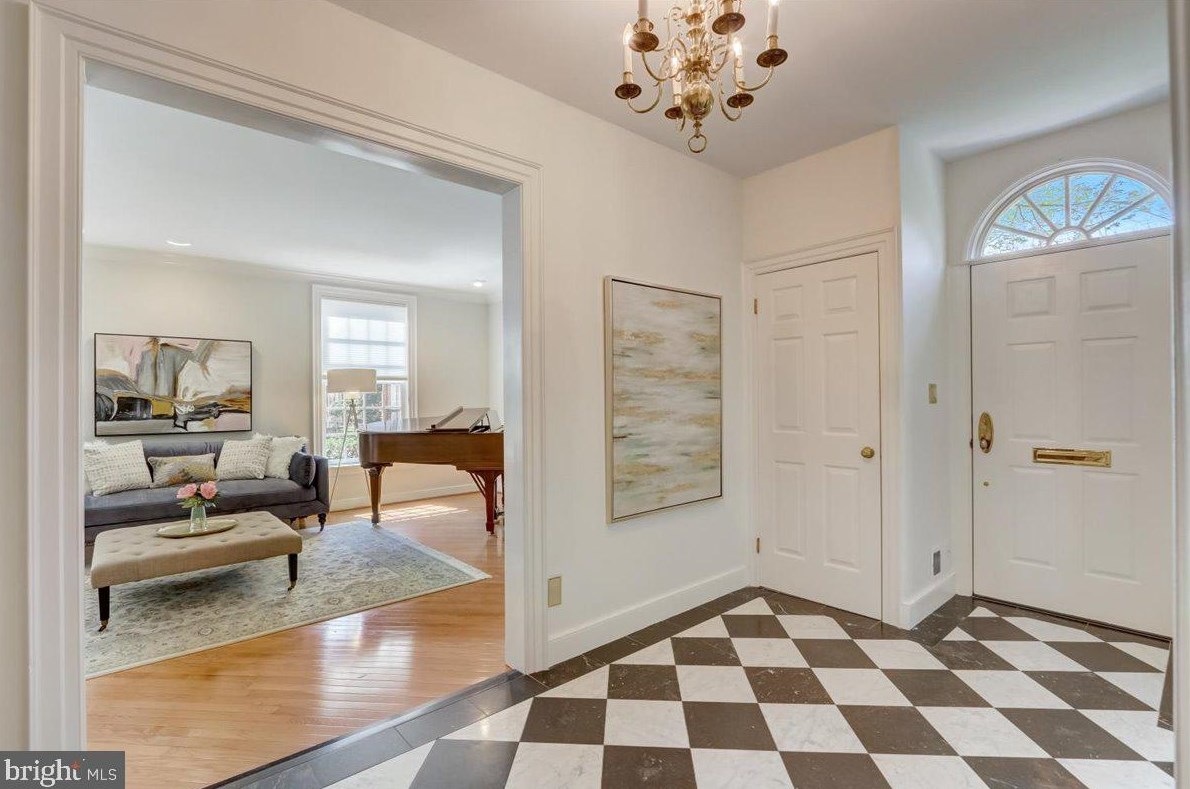 8 Barclay Ct, Upper Makefield PA  18940-1555 exterior