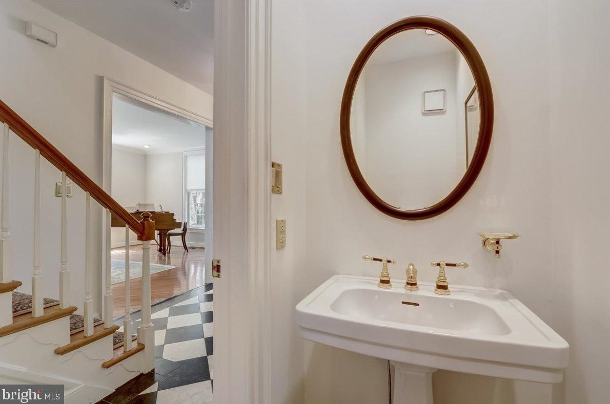 8 Barclay Ct, Upper Makefield PA  18940-1555 exterior