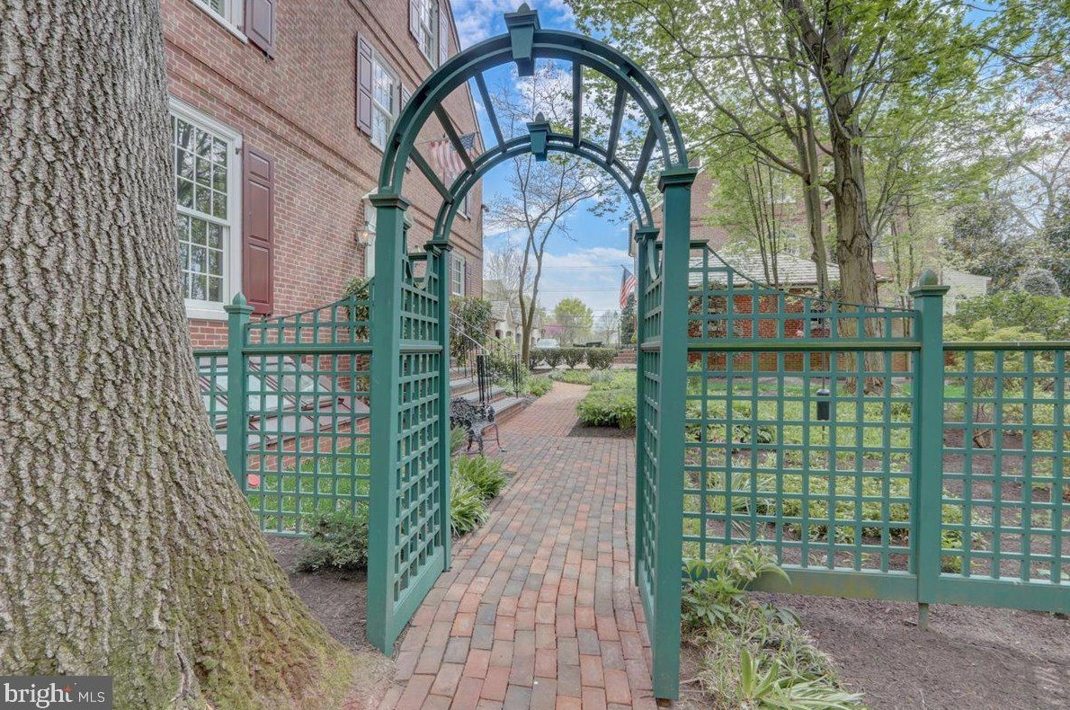 8 Barclay Ct, Upper Makefield PA  18940-1555 exterior