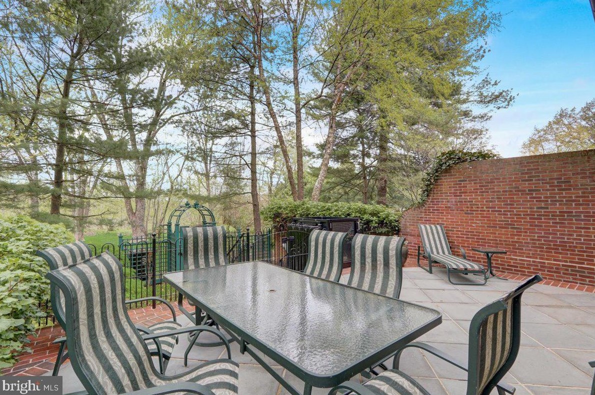 8 Barclay Ct, Upper Makefield PA  18940-1555 exterior