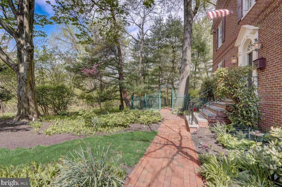 8 Barclay Ct, Upper Makefield PA  18940-1555 exterior