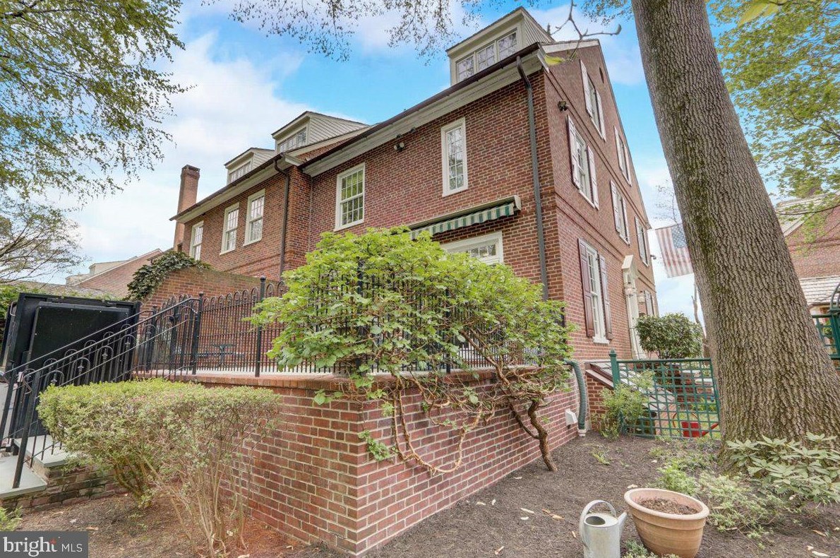 8 Barclay Ct, Upper Makefield PA  18940-1555 exterior