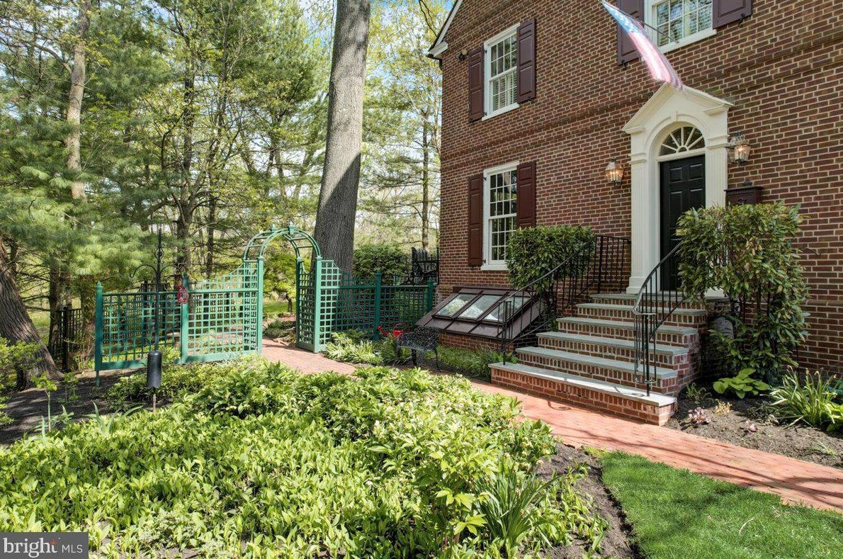 8 Barclay Ct, Upper Makefield PA  18940-1555 exterior