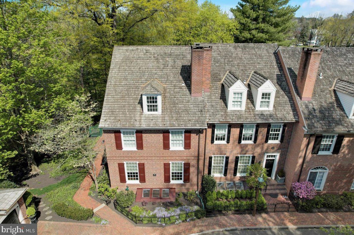 8 Barclay Ct, Upper Makefield PA  18940-1555 exterior