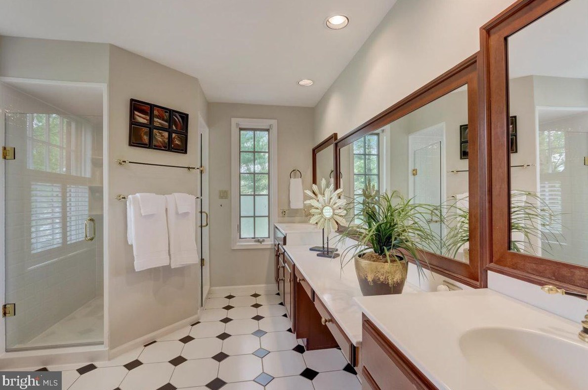 8 Barclay Ct, Upper Makefield PA  18940-1555 exterior