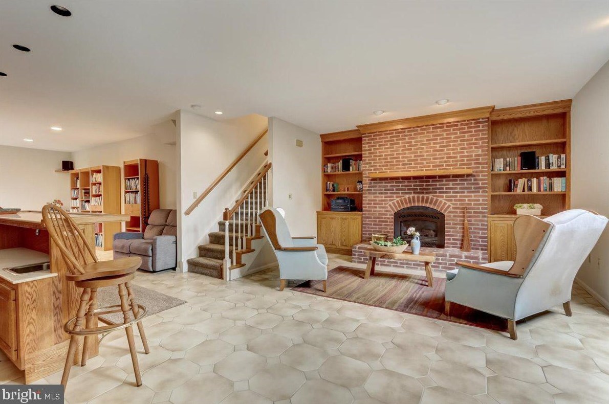 8 Barclay Ct, Upper Makefield PA  18940-1555 exterior