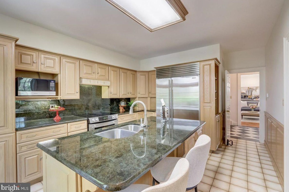 8 Barclay Ct, Upper Makefield PA  18940-1555 exterior