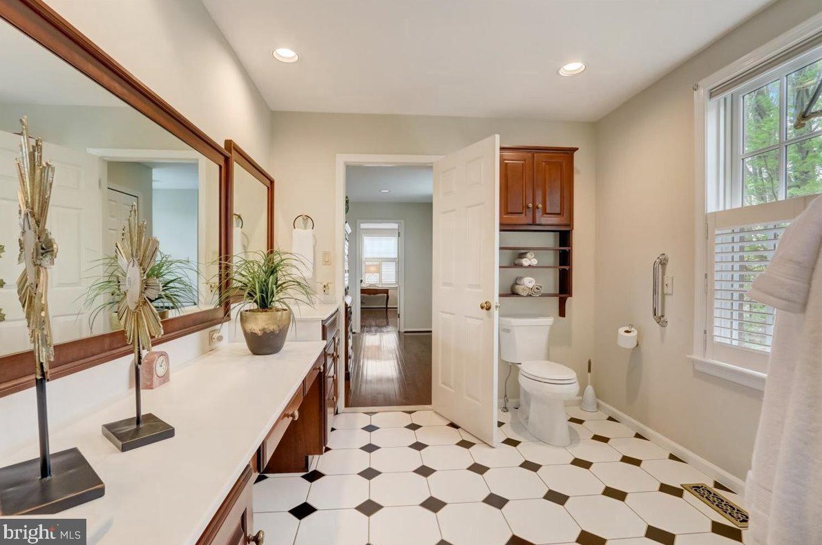 8 Barclay Ct, Upper Makefield PA  18940-1555 exterior