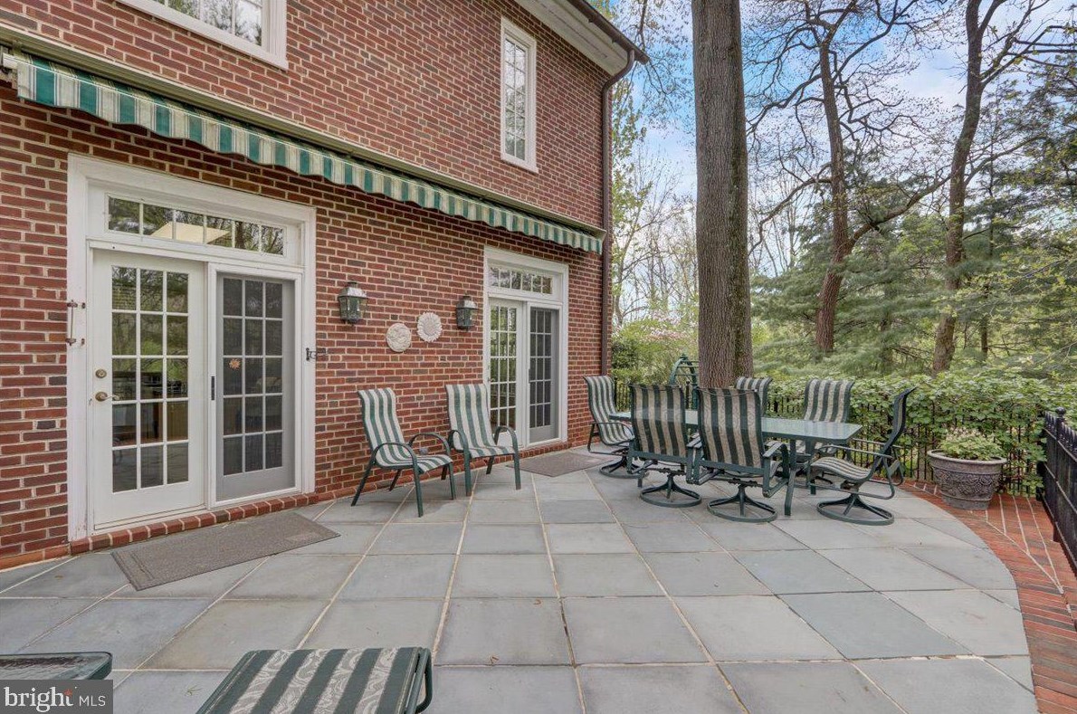 8 Barclay Ct, Upper Makefield PA  18940-1555 exterior