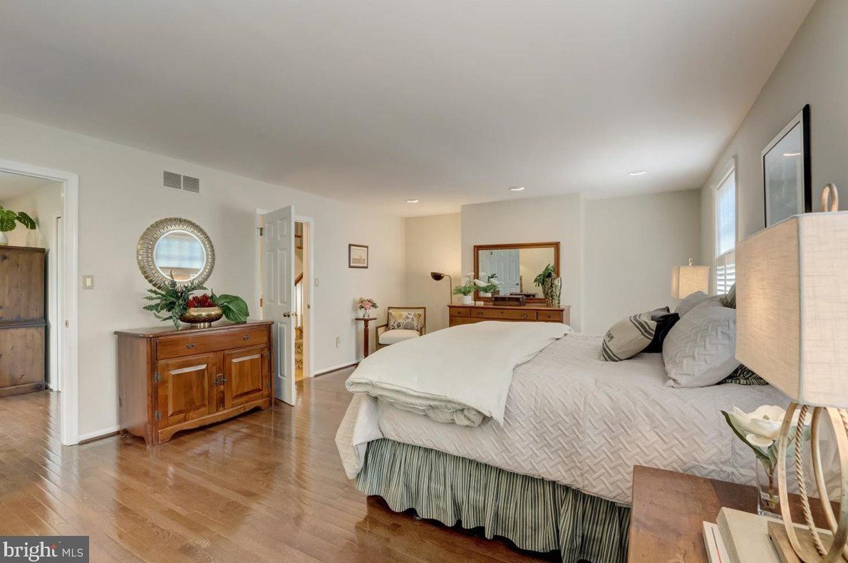 8 Barclay Ct, Upper Makefield PA  18940-1555 exterior