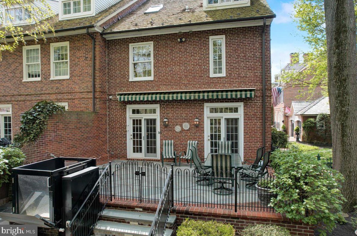 8 Barclay Ct, Upper Makefield PA  18940-1555 exterior