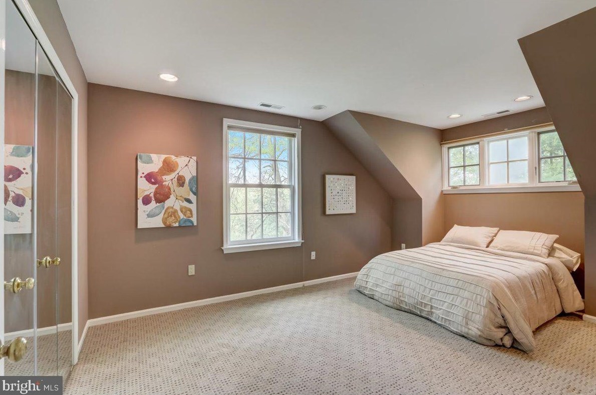 8 Barclay Ct, Upper Makefield PA  18940-1555 exterior