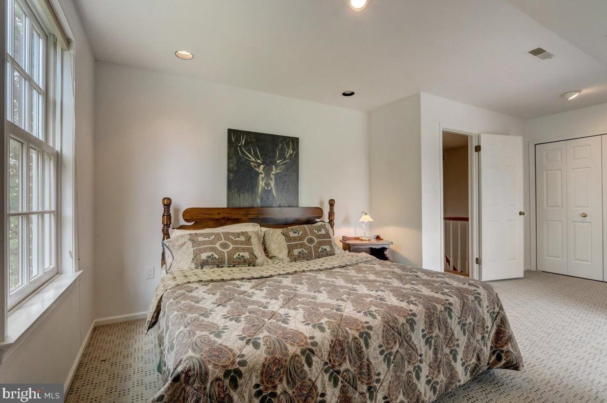 8 Barclay Ct, Upper Makefield PA  18940-1555 exterior