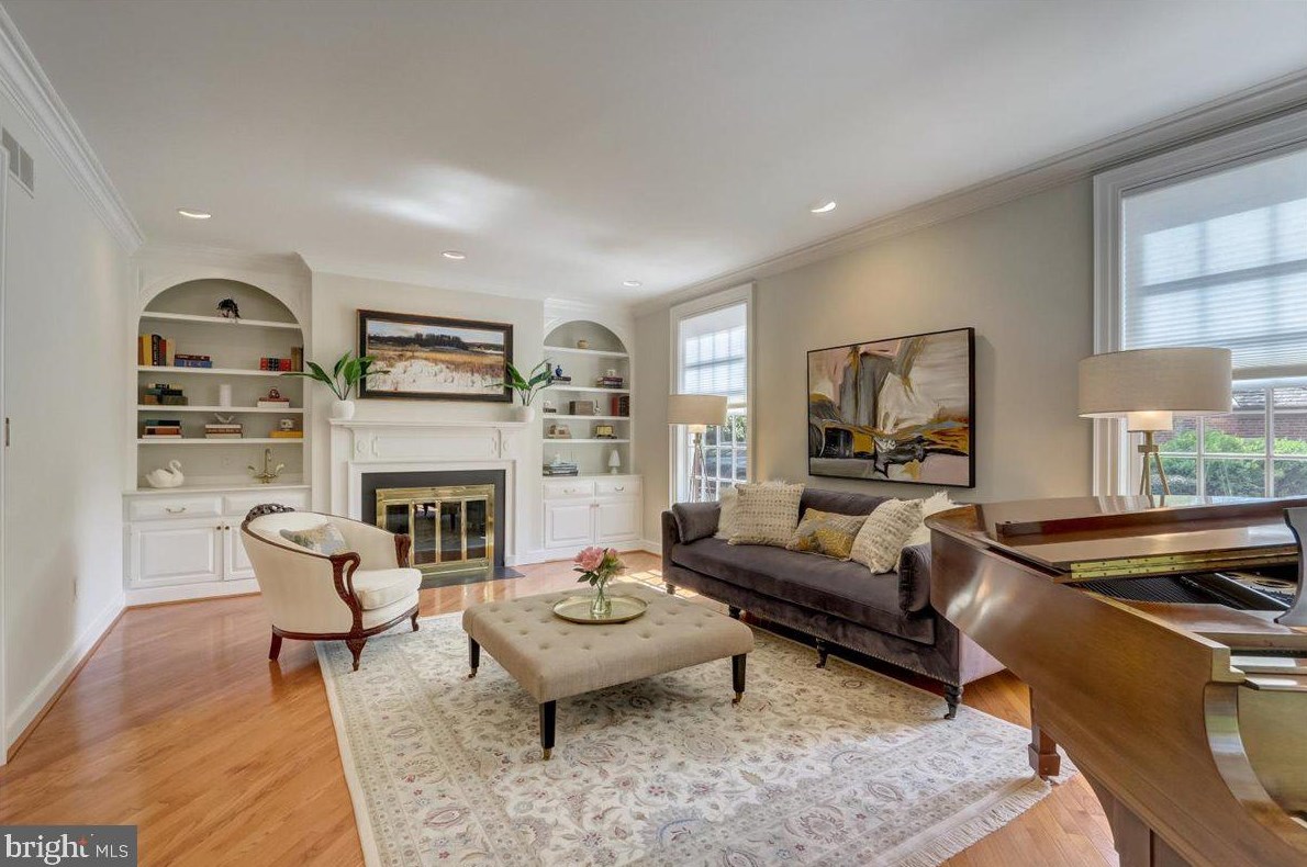 8 Barclay Ct, Upper Makefield PA  18940-1555 exterior