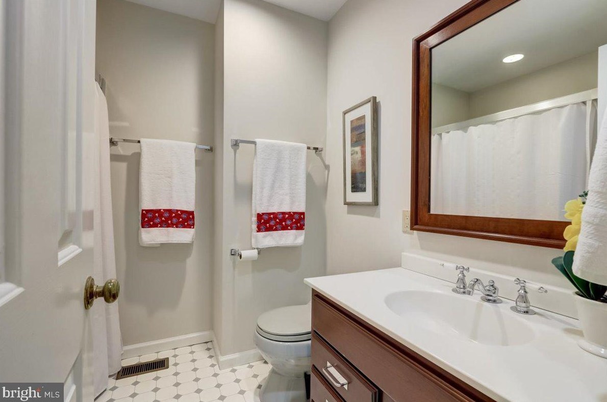 8 Barclay Ct, Upper Makefield PA  18940-1555 exterior