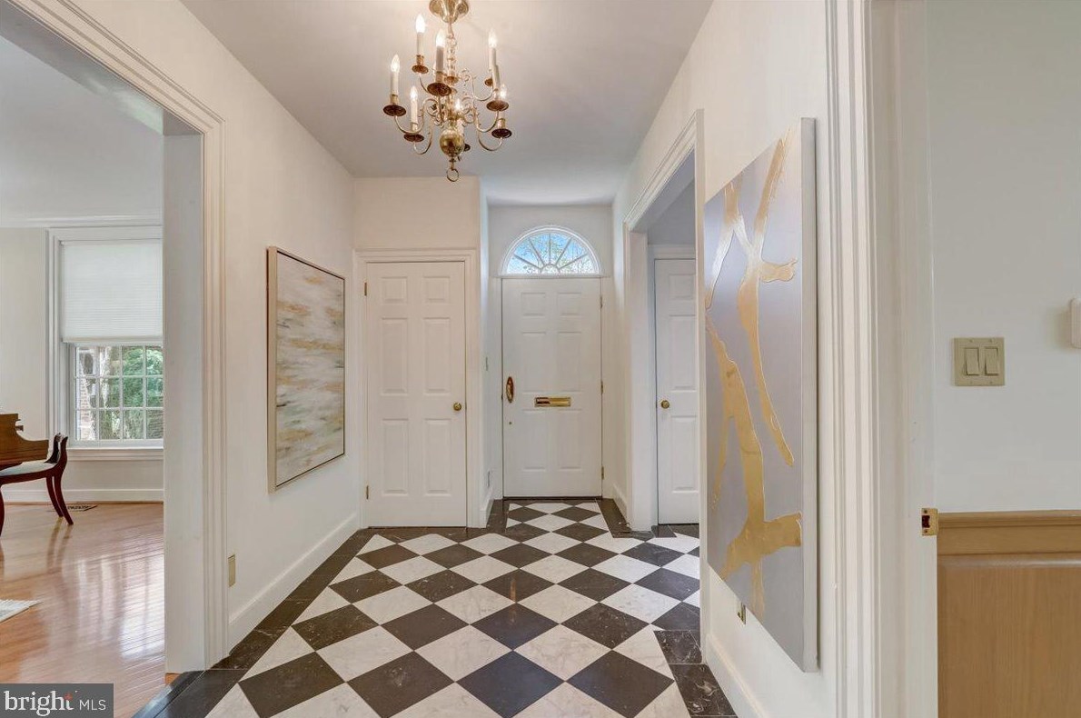 8 Barclay Ct, Upper Makefield PA  18940-1555 exterior