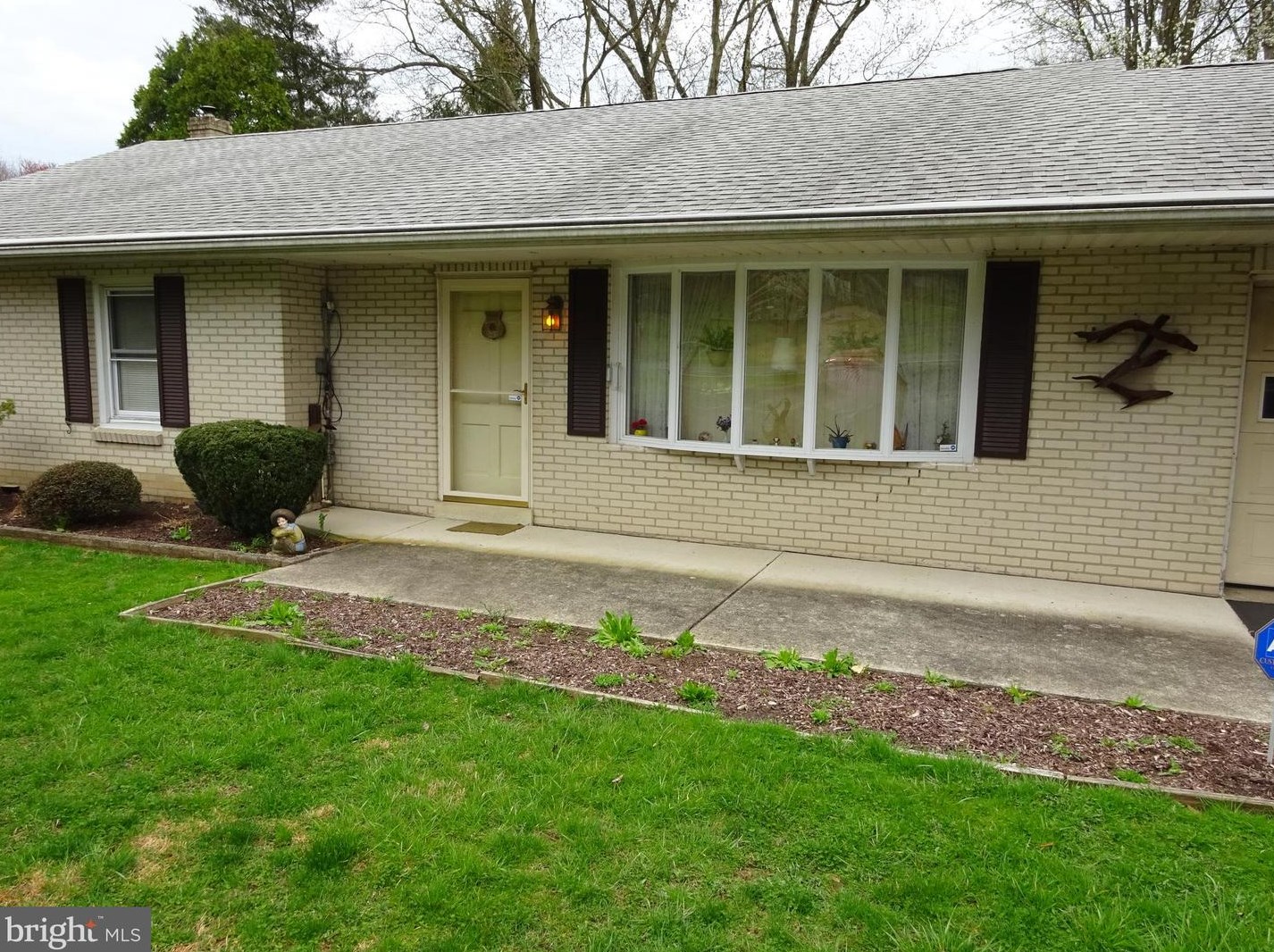 121 Shady Retreat Rd, Gardenville, PA