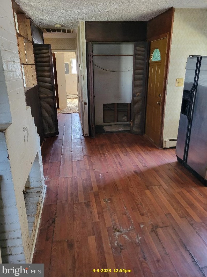 10 Chestnut Ln, Levittown, PA 19055