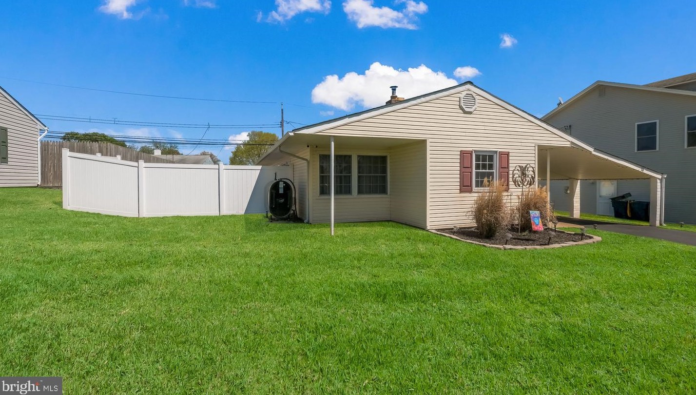 18 Lilac Ln, Levittown, PA 19054-3923